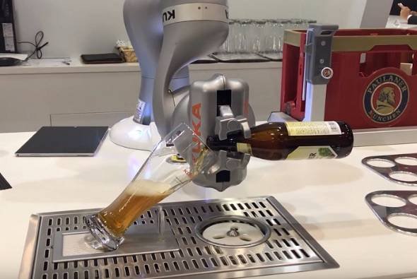 ビールを注いでくれるロボットアーム「LBR iiwa」