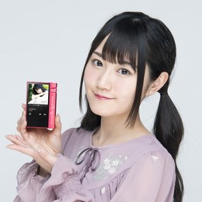 声優の小倉唯さんが監修した特別仕様モデル「AK70 MKII Yui Ogura Edition」
