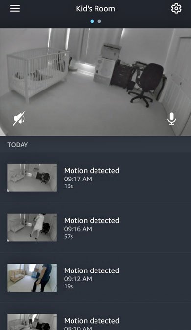 スマホアプリから子ども部屋全体を見渡せます。スワイプでリビングの映像に切り替え可能