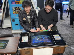 ストリートファイターIIで対戦し、思わず笑顔になる池田店長と塩川さん