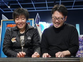 ストリートファイターIIで対戦し、思わず笑顔になる池田店長と塩川さん