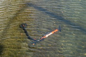 河口に水没していた電動スクーター