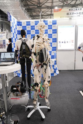 人型のロボも可能であるという意味での展示