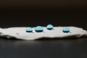 超撥水材料に水滴が乗っている状態