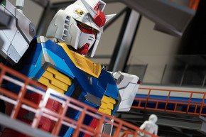 頭部などにはライトが