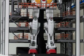 頭部などにはライトが