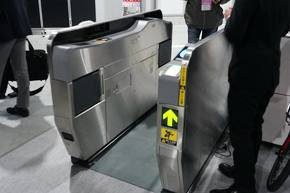 東芝インフラシステムズが開発したQRコード対応の自動改札機