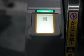 東芝インフラシステムズが開発したQRコード対応の自動改札機