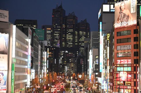 夜の東京都庁。高感度時の画質はぐんと上がった（68mm 1/80秒 F4.5 ISO5600）