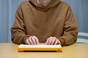 一体型キーボードと分割型キーボードの姿勢の違い。分割型キーボードは長時間の作業に向いているとされる後傾姿勢でもリラックスした姿勢を維持しやすい
