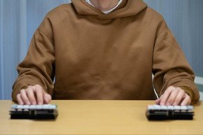 一体型キーボードと分割型キーボードの姿勢の違い。分割型キーボードは長時間の作業に向いているとされる後傾姿勢でもリラックスした姿勢を維持しやすい
