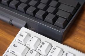 「墨」モデルでも存在した本体上部の「HHKB Professional HYBRID」と、「Type-S」モデルの刻印は本モデルにはない