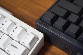 「墨」モデルでも存在した本体上部の「HHKB Professional HYBRID」と、「Type-S」モデルの刻印は本モデルにはない