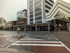 かつては多くの人が往来していたという古町エリア　この日は雨の平日ということもあり、閑散していた