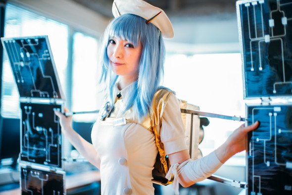 はやぶさのコスプレをした秋の「」さん。SFプロトタイピングの取材にて
