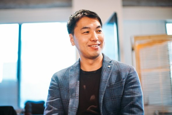 SFプロトタイピングの取材に答えるカミナシの諸岡さん