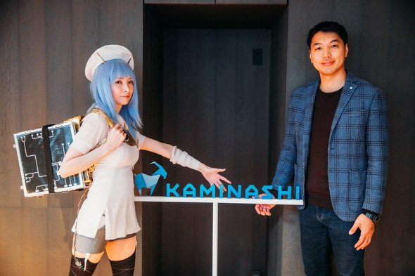  SFプロトタイピングの取材後、カミナシのロゴ前にて