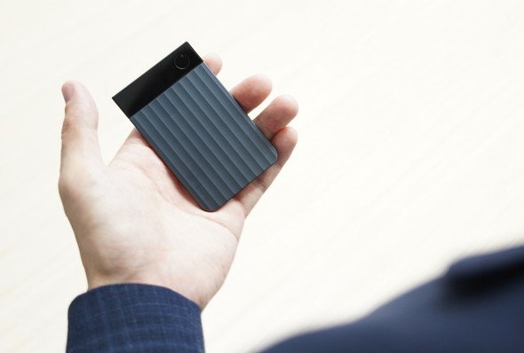 Plaud Note Proを手に持った様子