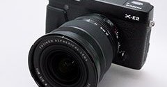 ■良品■4倍広角光学手ブレ補正ズーム (ブラック) (メーカー生産終了) 広大さと遠近感を楽しめる、F4通しの手ブレ補正付き広角ズーム――富士