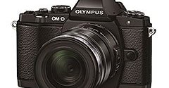 オリンパス「OM-D E-M5」のエリートブラックにボディ単体とEZレンズ