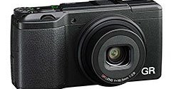 APS-Cセンサー搭載のスナップカメラGRがスマホ連係を強化――「GR II