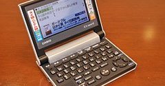 実は業界初、タイ語・ベトナム語辞典を収録した電子辞書がカシオから