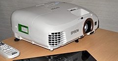 10万円で“非日常”へ――エプソンが3D対応プロジェクター「EH-TW5350S」を