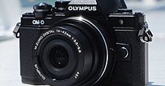 小さくて軽いボディにミドルクラスの機能と操作性――「OM-D E-M10 Mark
