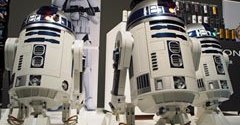 等身大「R2-D2」冷蔵庫に、缶1本を冷やすダース・ベイダーのマスクも