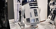 プロジェクター搭載でより“らしく”なった「R2-D2型冷蔵庫」：動画と
