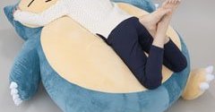 カビゴン」が部屋をふさぐ？ 1.5メートルの巨大クッション、バンダイが