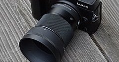 取り回しの良さが光るミラーレス向け大口径単焦点レンズ――シグマ「30mm