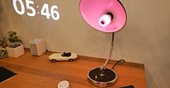 ソニーの「LED電球スピーカー」が明るくカラフルになって新登場――2台で