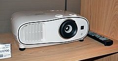 Bluetoothで音声を出力できるプロジェクター、エプソン「EH-TW6700/W