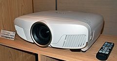 4Kもワイヤレス！ エプソンが初の4K/HDR対応プロジェクター「EH-TW8300