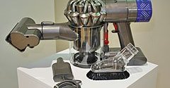 車内の掃除にもダイソン、シガーソケット用充電器付きの「Dyson V6