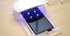 進化するスマートフォンの保護ガラス　「紫外線」で貼り付け、曲面ディスプレイにも対応　実際に試してみた