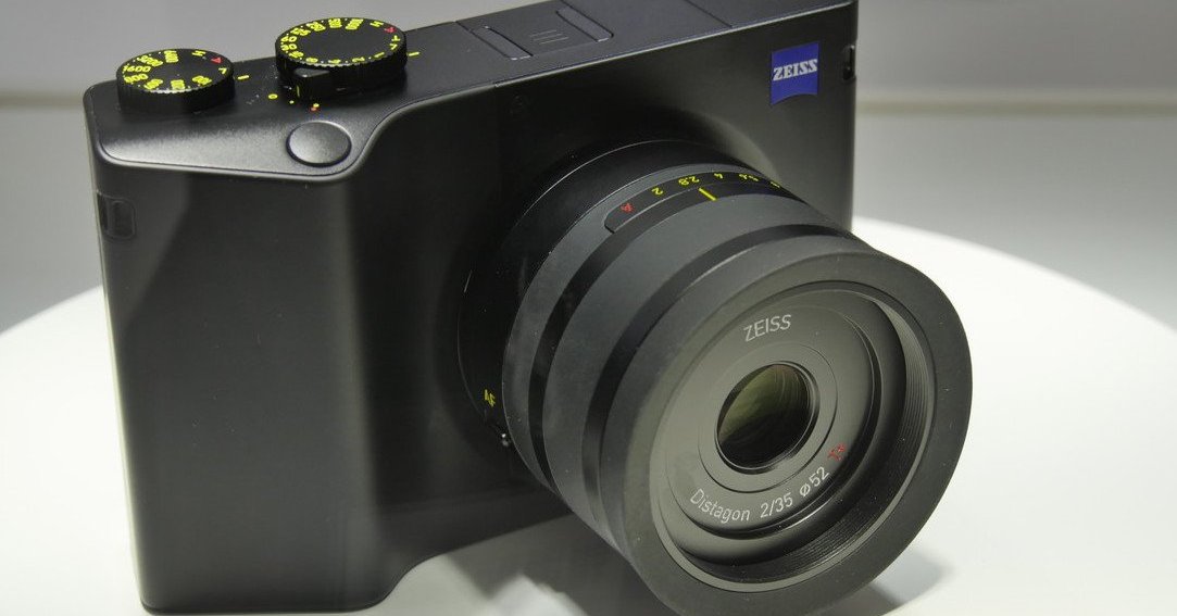 ツァイスのフルサイズコンデジ「ZEISS ZX1」の実機が展示中（画像）（1