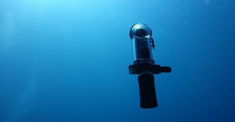 360度カメラを水中で静止 リコー、浮力調整器「STAYTHEE」発売