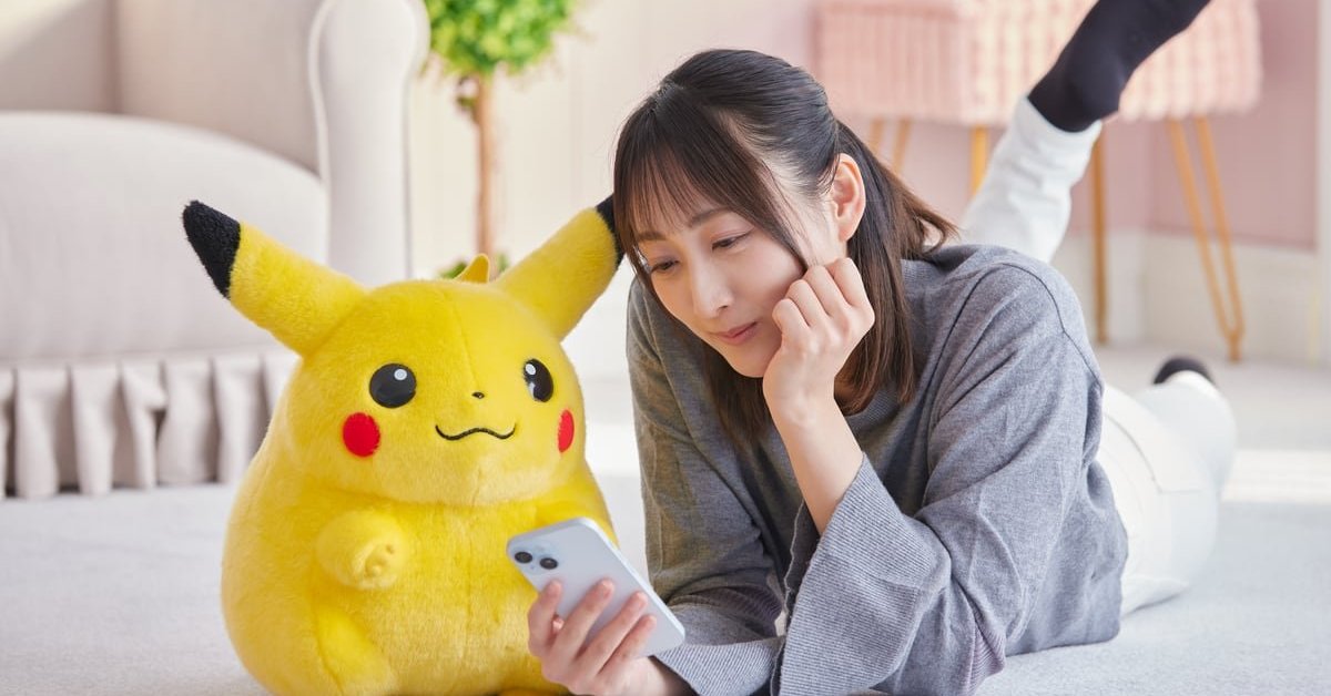 ポケモン赤・緑」の実物大ピカチュウぬいぐるみ復刻 手のひらサイズの