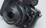 100メートルの水圧に耐える、Nikon 1用の水中ストロボ「SB-N10