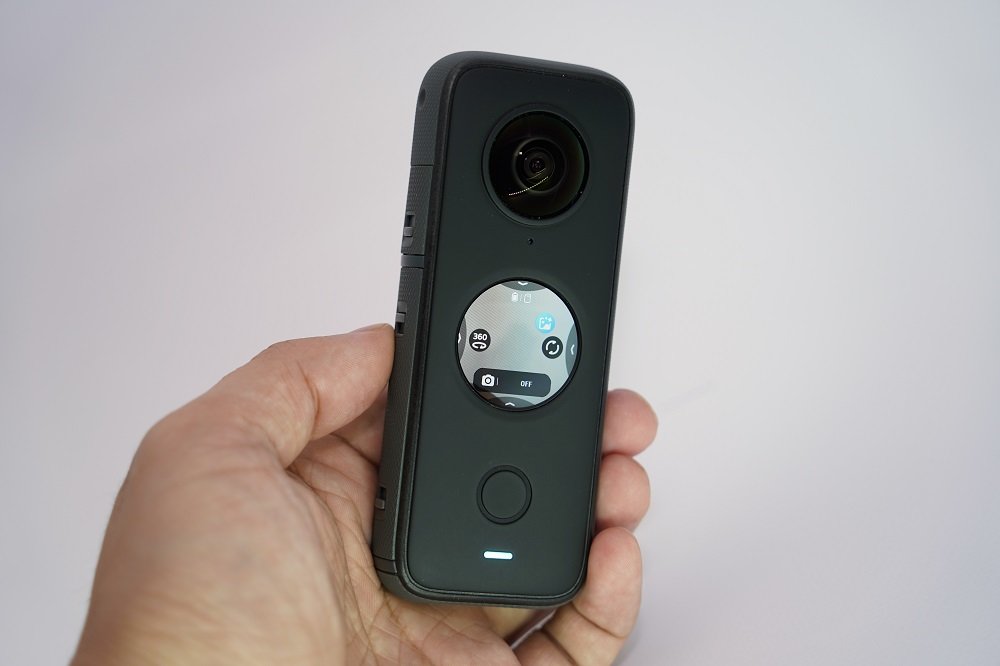 360度カメラの新型「Insta360 ONE X2」発表 円形ディスプレイ搭載、10m防水、バッテリー強化 - ITmedia NEWS